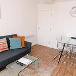 Greenstar Apartments - 2 Minute Walk Away Into City Centre - 6 Individual Flats - Next To Abertay University - 1 Bed 2 Bed & 3 Bedroom Flats - Fully Equipped - Short - Mid - Long Stays Welcome