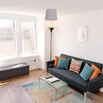 Greenstar Apartments - 2 Minute Walk Away Into City Centre - 6 Individual Flats - Next To Abertay University - 1 Bed 2 Bed & 3 Bedroom Flats - Fully Equipped - Short - Mid - Long Stays Welcome