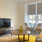 Central Serviced Apartments - 1 Bedroom - Modern - Close To Transport Links - Quiet Neighbourhood - Wifi - Fully Equipped - Smart Tvs In All Rooms - Monthly Stays Welcome - Free Street Parking - Ideal Relocation To Dundee Accommodation