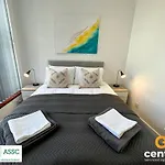 Central Serviced Apartments - 1 Bedroom - Cosy - Central Location - Walk Away From Waterfront - Walk Away To Bus & Train Station - Long Stays Welcome