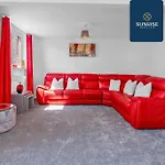 Springhill Townhouse, 3 Bedrooms, 2 Kings, 1 Single, Great Views, Newly Refurbished, Free Parking, Free Wifi, River View, Dock, Eden Views, Price Match Gaurantee By Sunrise Short Lets Dundee