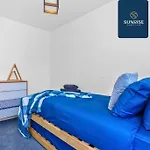 Springhill Townhouse, 3 Bedrooms, 2 Kings, 1 Single, Great Views, Newly Refurbished, Free Parking, Free Wifi, River View, Dock, Eden Views, Price Match Gaurantee By Sunrise Short Lets Dundee