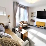 Dundee Football Stadium Apartment - 2 Bedrooms - Large Tv\'S In All Rooms - Smart Light - Wifi - Street Parking -