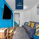 Law 4, Private Parking Lot, Free Wifi, Fully Equipped, 2 Bathrooms, 3 Bedrooms, 6 Beds, Newly Renovated, Mid And Long Term Stays Only And Price Match Gaurantee By Sunrise Short Lets