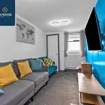 Law 4, Private Parking Lot, Free Wifi, Fully Equipped, 2 Bathrooms, 3 Bedrooms, 6 Beds, Newly Renovated, Mid And Long Term Stays Only And Price Match Gaurantee By Sunrise Short Lets