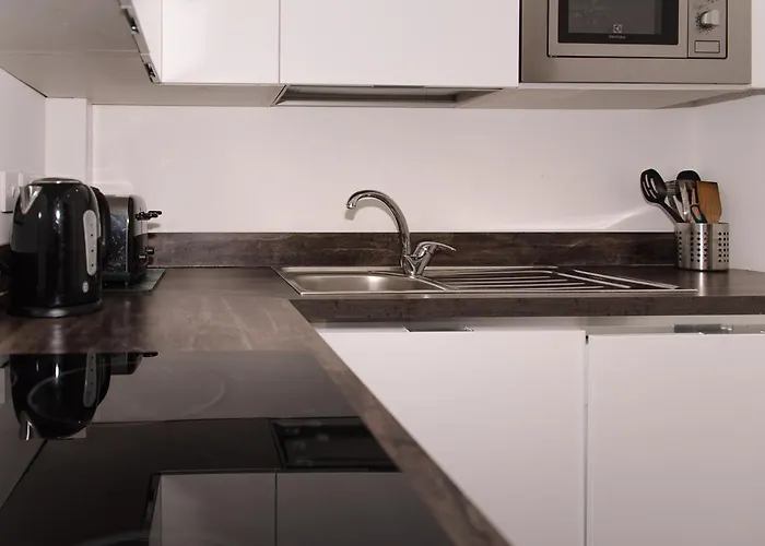 Greenstar Apartments - 2 Minute Walk Away Into City Centre - 6 Individual Flats - Next To Abertay University - 1 Bed 2 Bed & 3 Bedroom Flats - Fully Equipped - Short - Mid - Long Stays Welcome