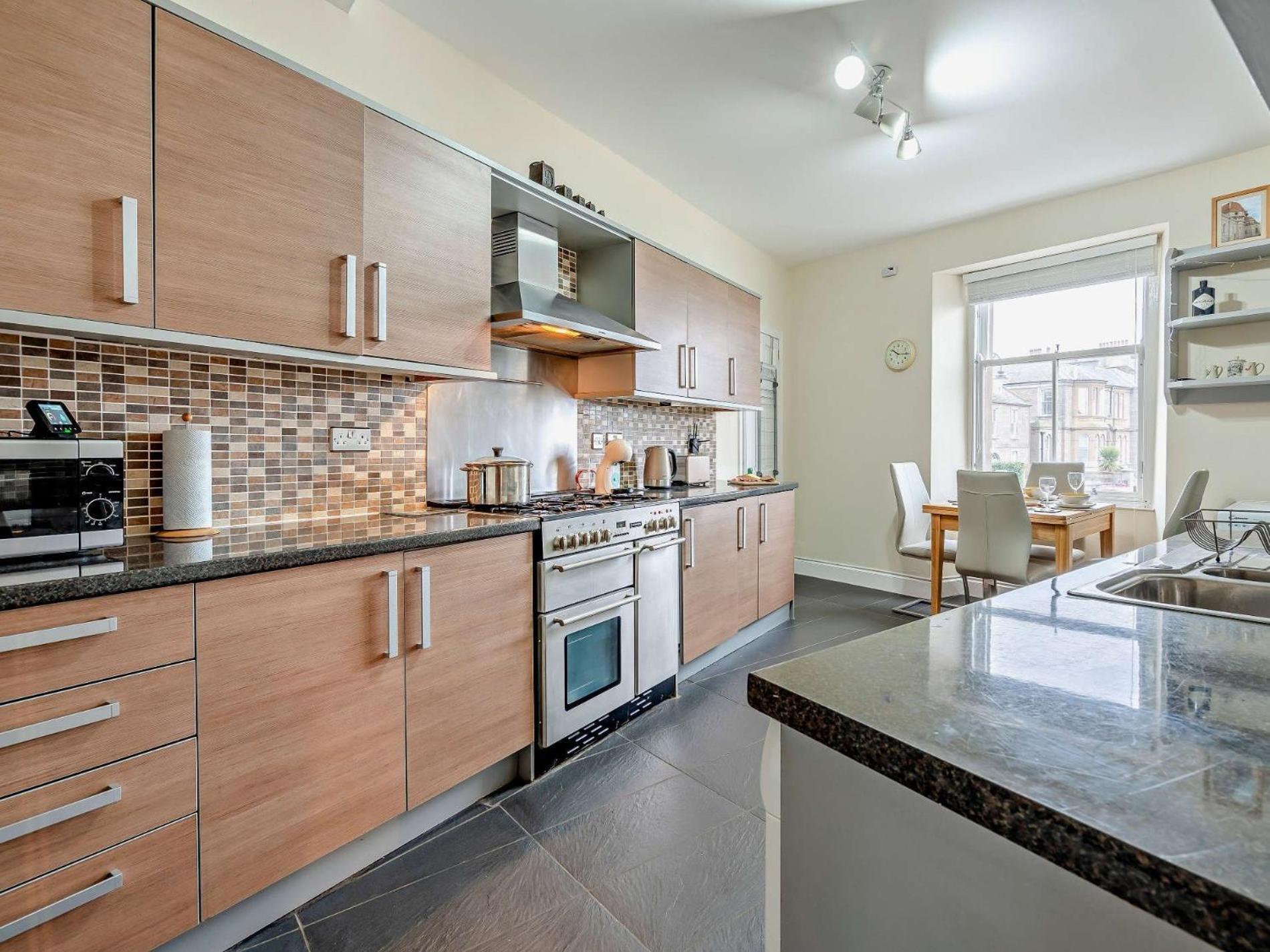 Holiday home 2 Bed In Broughty Ferry 94108 *