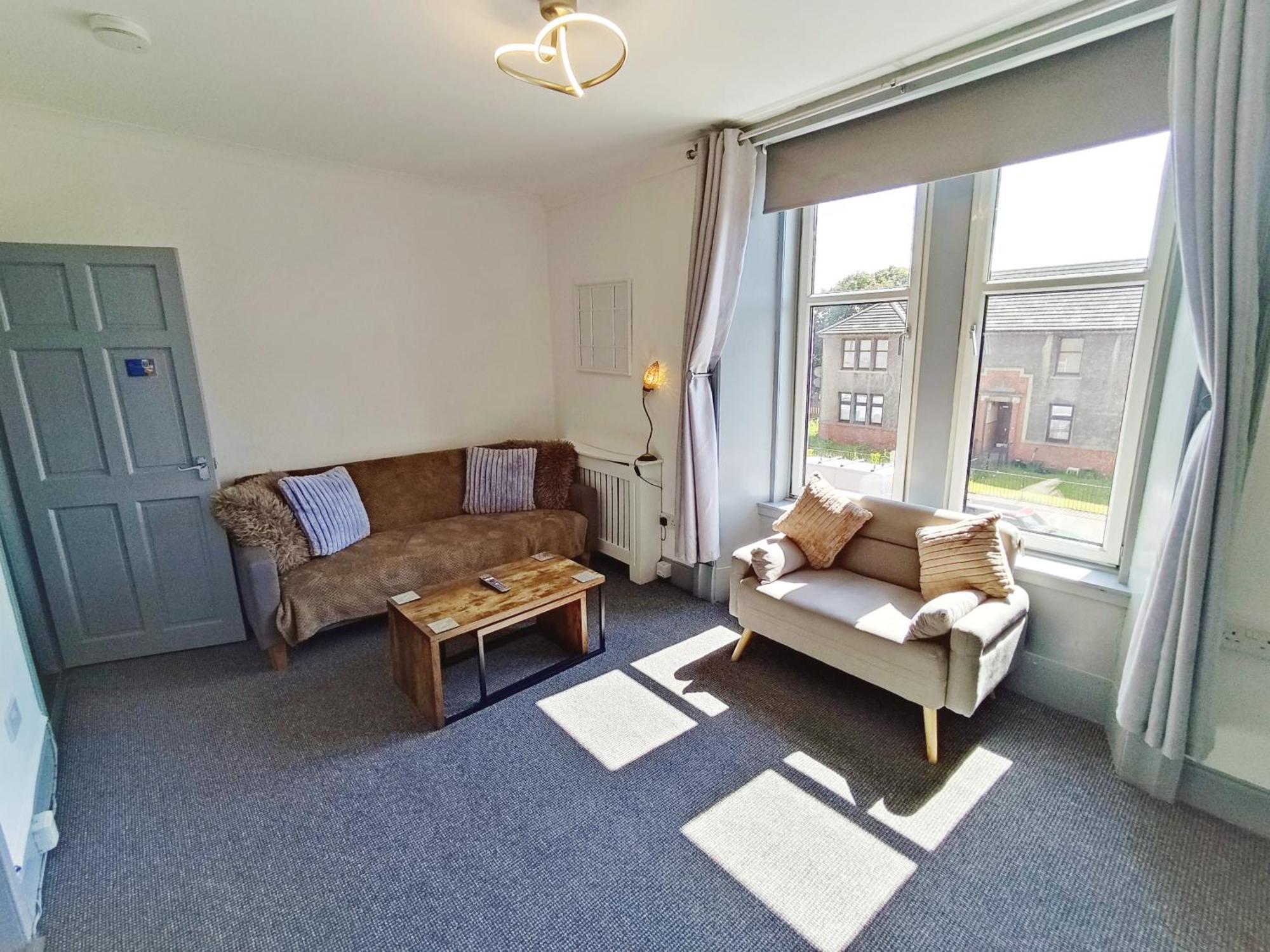 Football Stadium - 2 Bedrooms - Large Tv's In - Smart Light - Wifi - Street Parking - Apartment *