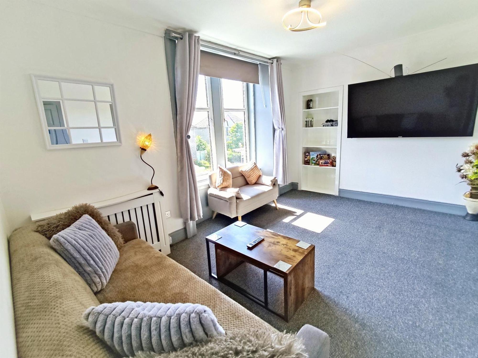 Apartment Football Stadium - 2 Bedrooms - Large Tv's In - Smart Light - Wifi - Street Parking - *
