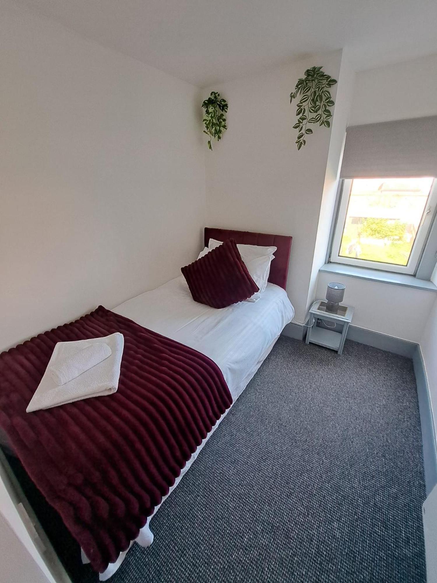 Football Stadium - 2 Bedrooms - Large Tv's In - Smart Light - Wifi - Street Parking - Dundee