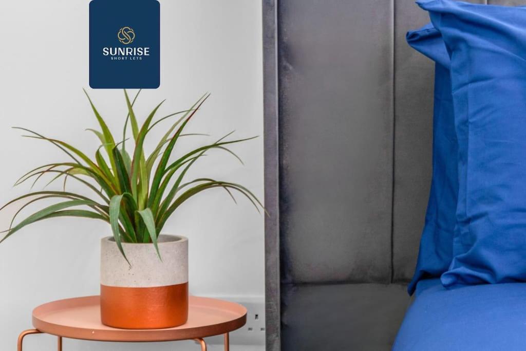Springhill Townhouse, 3 Bedrooms, 2 Kings, 1 Single, Great Views, Newly Refurbished, Free Parking, Free Wifi, River View, Dock, Eden Views, Price Match Gaurantee By Sunrise Short Lets Dundee Holiday home *