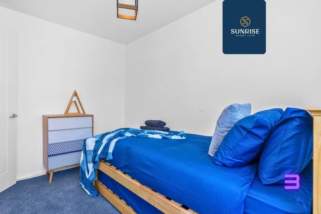 Springhill Townhouse, 3 Bedrooms, 2 Kings, 1 Single, Great Views, Newly Refurbished, Free Parking, Free Wifi, River View, Dock, Eden Views, Price Match Gaurantee By Sunrise Short Lets Dundee Holiday home