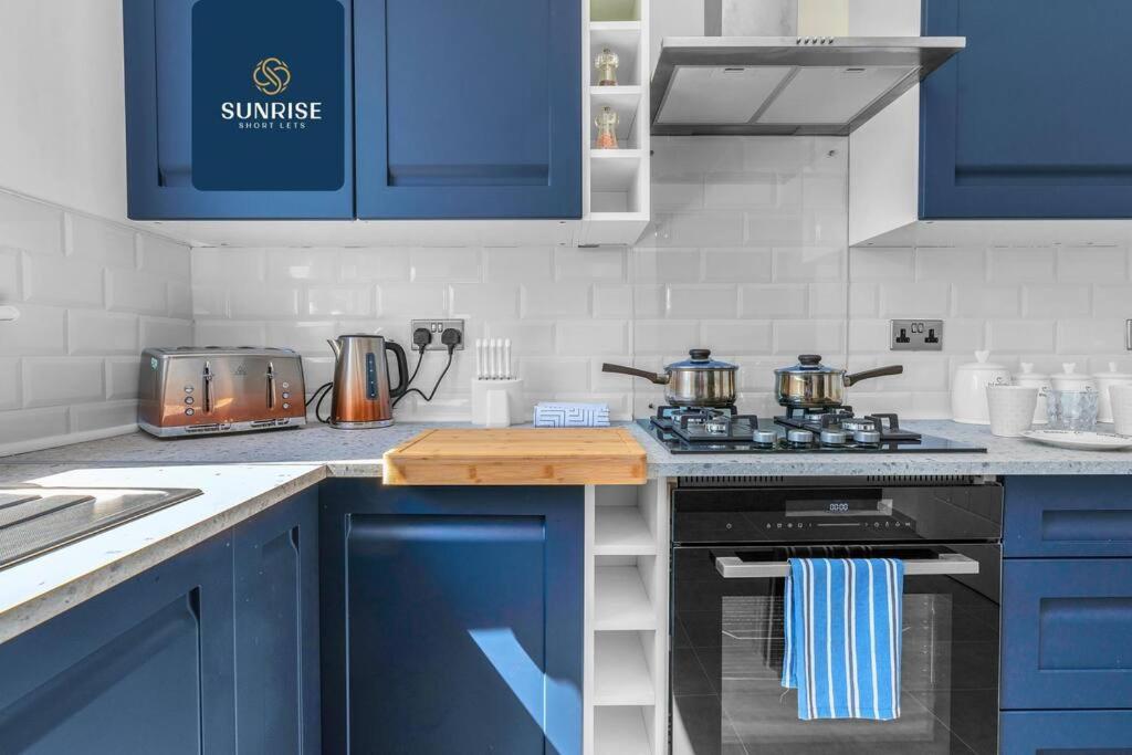 Holiday home Springhill Townhouse, 3 Bedrooms, 2 Kings, 1 Single, Great Views, Newly Refurbished, Free Parking, Free Wifi, River View, Dock, Eden Views, Price Match Gaurantee By Sunrise Short Lets Dundee