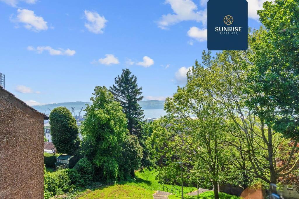 Springhill Townhouse, 3 Bedrooms, 2 Kings, 1 Single, Great Views, Newly Refurbished, Free Parking, Free Wifi, River View, Dock, Eden Views, Price Match Gaurantee By Sunrise Short Lets Dundee *