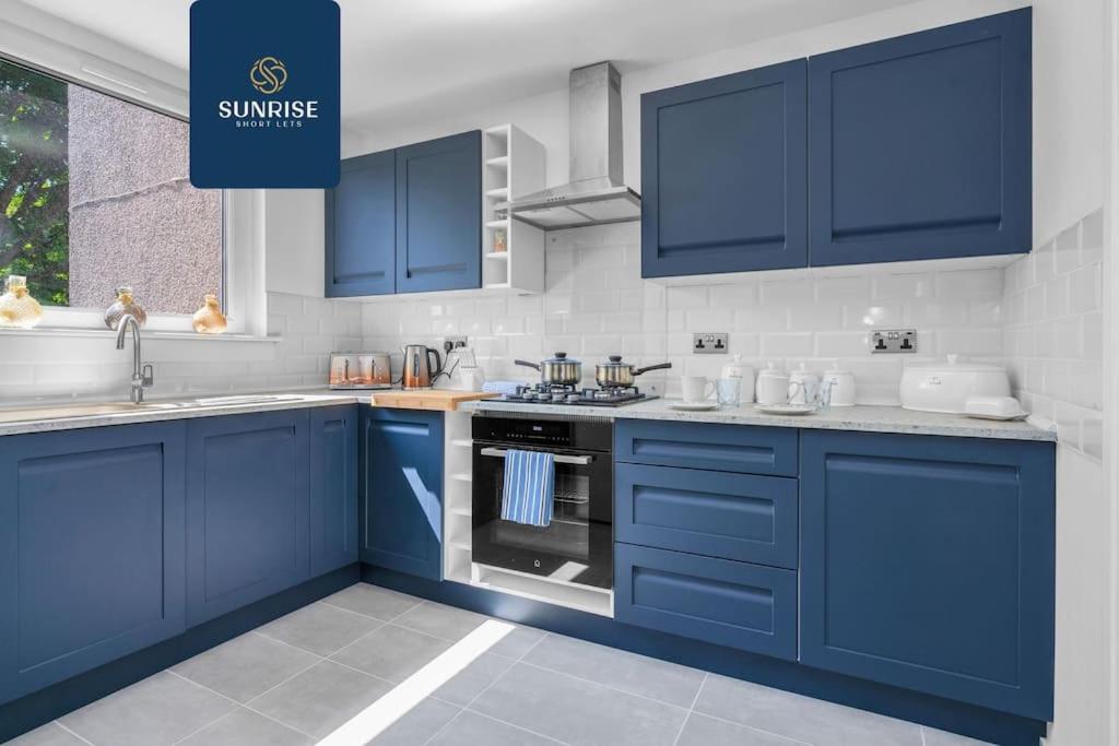 Springhill Townhouse, 3 Bedrooms, 2 Kings, 1 Single, Great Views, Newly Refurbished, Free Parking, Free Wifi, River View, Dock, Eden Views, Price Match Gaurantee By Sunrise Short Lets Dundee Dundee