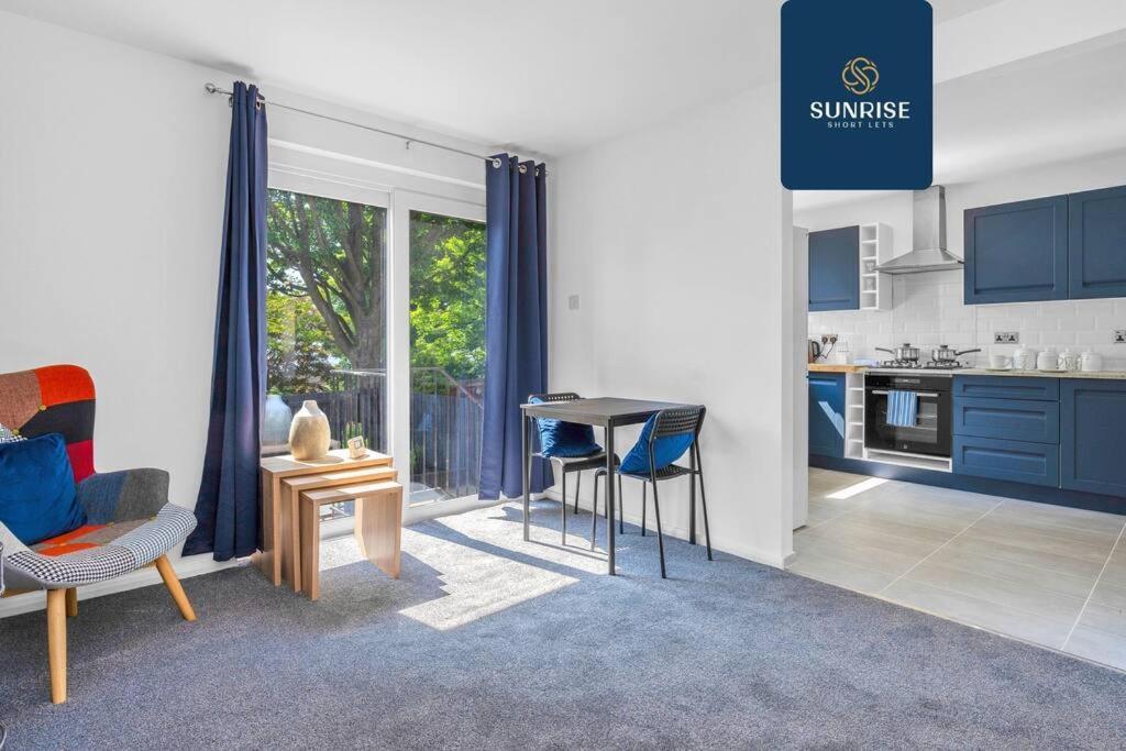 Springhill Townhouse, 3 Bedrooms, 2 Kings, 1 Single, Great Views, Newly Refurbished, Free Parking, Free Wifi, River View, Dock, Eden Views, Price Match Gaurantee By Sunrise Short Lets Dundee Holiday home Dundee