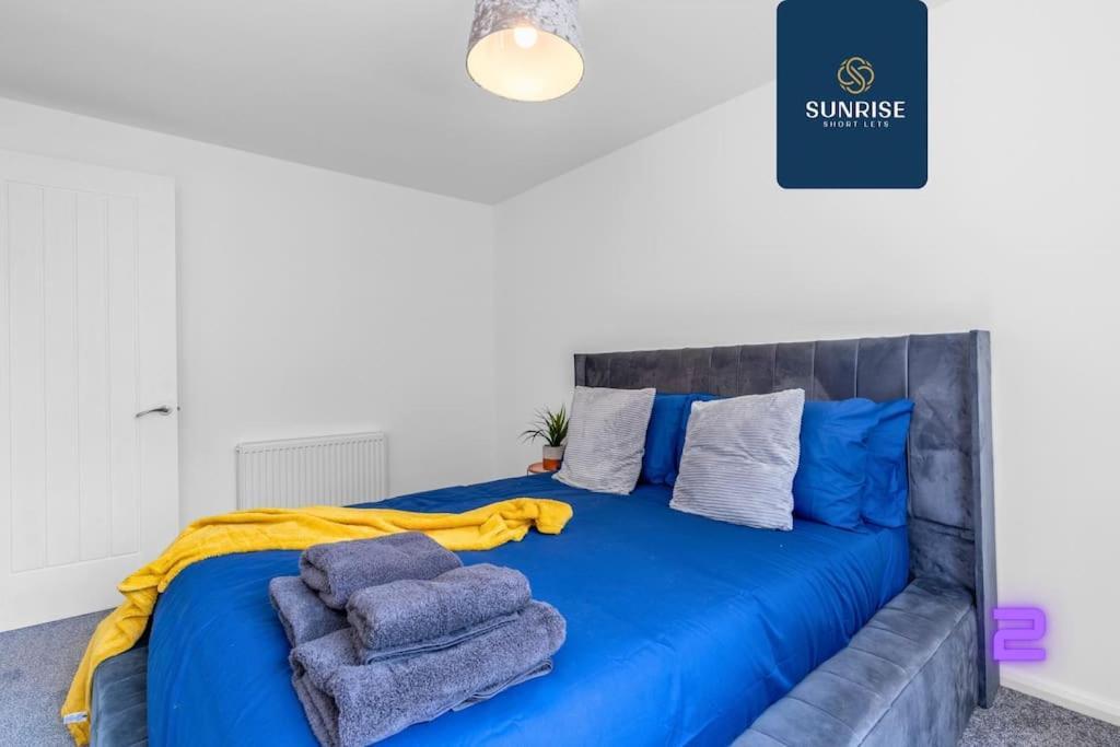 Springhill Townhouse, 3 Bedrooms, 2 Kings, 1 Single, Great Views, Newly Refurbished, Free Parking, Free Wifi, River View, Dock, Eden Views, Price Match Gaurantee By Sunrise Short Lets Dundee *
