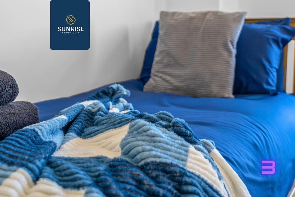 Springhill Townhouse, 3 Bedrooms, 2 Kings, 1 Single, Great Views, Newly Refurbished, Free Parking, Free Wifi, River View, Dock, Eden Views, Price Match Gaurantee By Sunrise Short Lets Dundee Dundee
