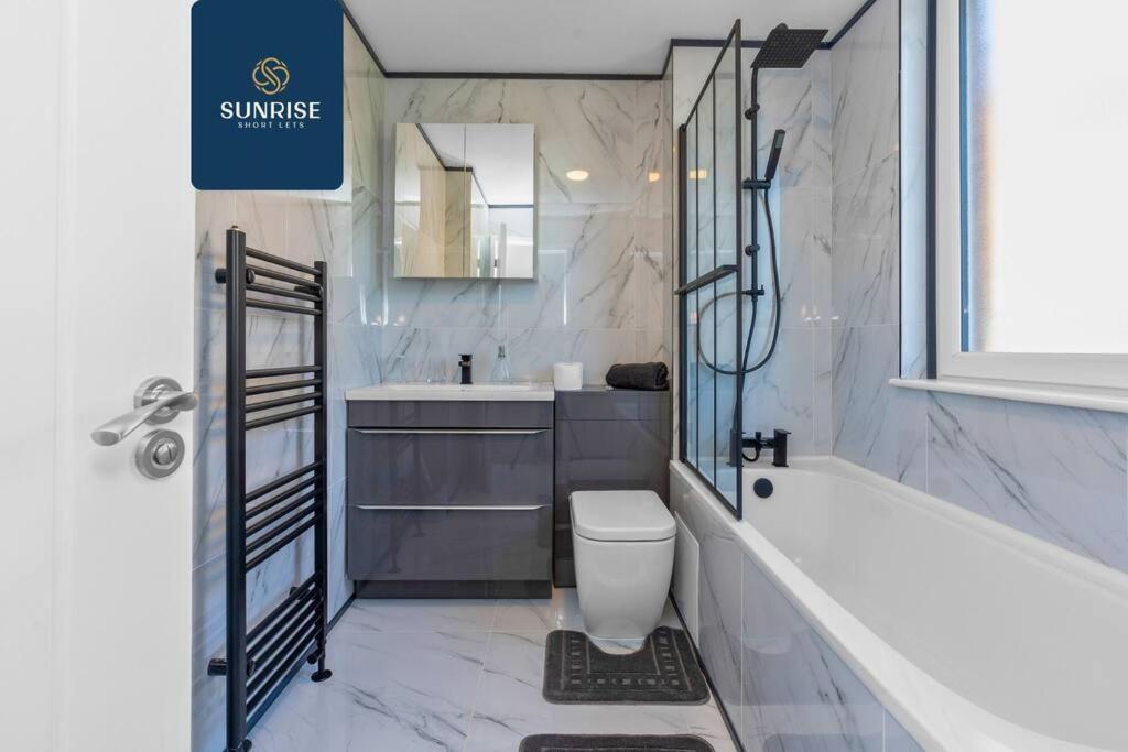 Springhill Townhouse, 3 Bedrooms, 2 Kings, 1 Single, Great Views, Newly Refurbished, Free Parking, Free Wifi, River View, Dock, Eden Views, Price Match Gaurantee By Sunrise Short Lets Dundee