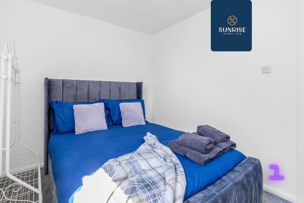 Holiday home Springhill Townhouse, 3 Bedrooms, 2 Kings, 1 Single, Great Views, Newly Refurbished, Free Parking, Free Wifi, River View, Dock, Eden Views, Price Match Gaurantee By Sunrise Short Lets Dundee