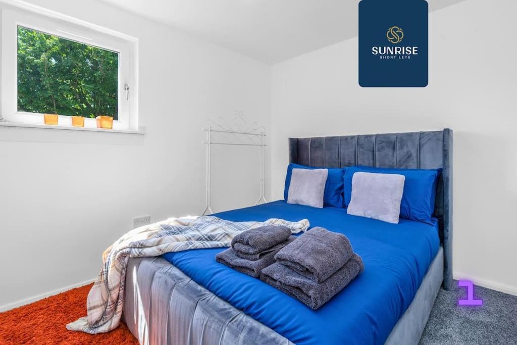 Springhill Townhouse, 3 Bedrooms, 2 Kings, 1 Single, Great Views, Newly Refurbished, Free Parking, Free Wifi, River View, Dock, Eden Views, Price Match Gaurantee By Sunrise Short Lets Dundee *