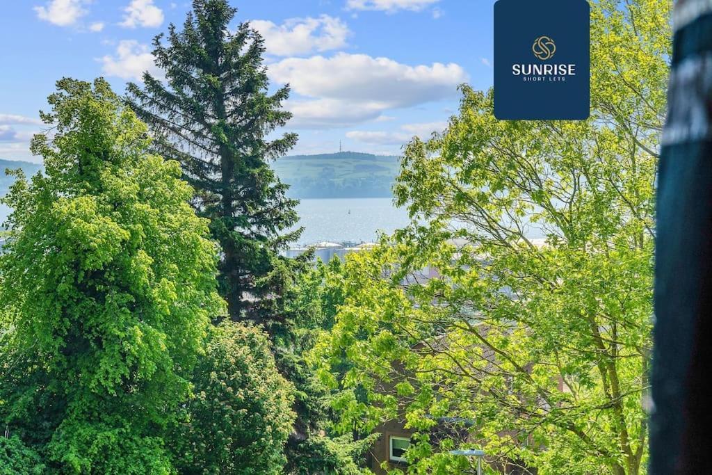 Springhill Townhouse, 3 Bedrooms, 2 Kings, 1 Single, Great Views, Newly Refurbished, Free Parking, Free Wifi, River View, Dock, Eden Views, Price Match Gaurantee By Sunrise Short Lets Dundee Holiday home