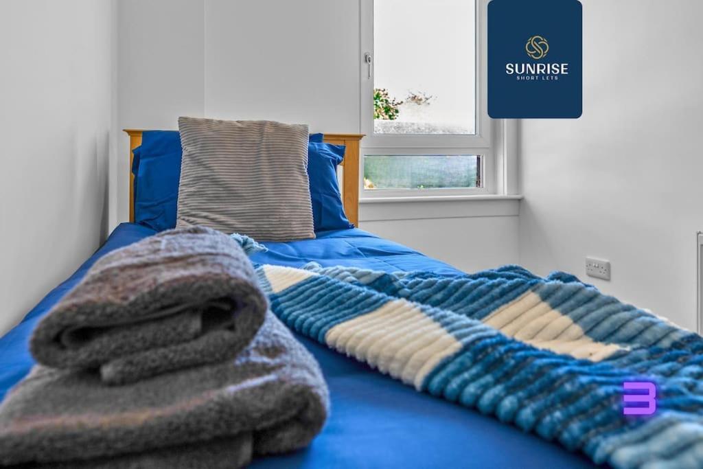 Holiday home Springhill Townhouse, 3 Bedrooms, 2 Kings, 1 Single, Great Views, Newly Refurbished, Free Parking, Free Wifi, River View, Dock, Eden Views, Price Match Gaurantee By Sunrise Short Lets Dundee Dundee