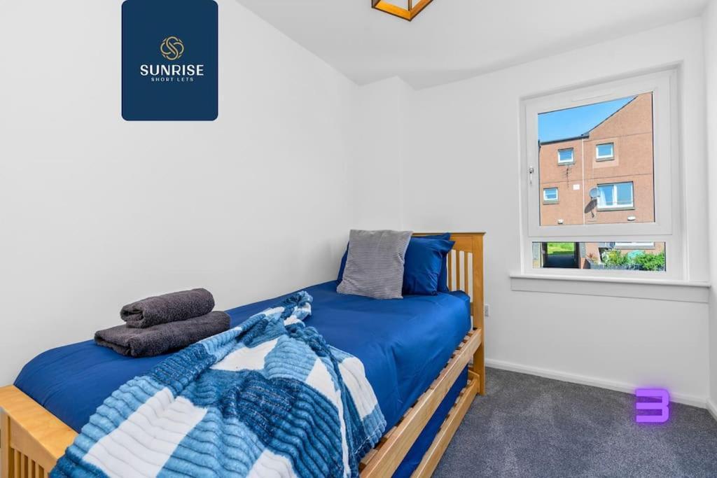 Springhill Townhouse, 3 Bedrooms, 2 Kings, 1 Single, Great Views, Newly Refurbished, Free Parking, Free Wifi, River View, Dock, Eden Views, Price Match Gaurantee By Sunrise Short Lets Dundee Holiday home
