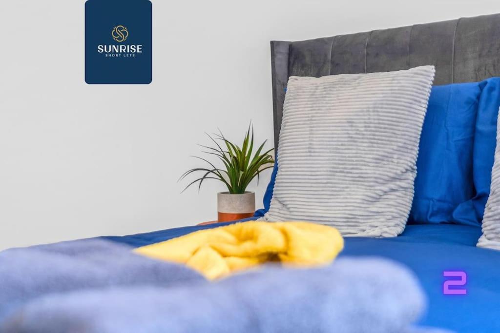 Holiday home Springhill Townhouse, 3 Bedrooms, 2 Kings, 1 Single, Great Views, Newly Refurbished, Free Parking, Free Wifi, River View, Dock, Eden Views, Price Match Gaurantee By Sunrise Short Lets Dundee