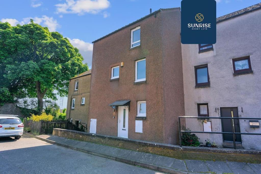Springhill Townhouse, 3 Bedrooms, 2 Kings, 1 Single, Great Views, Newly Refurbished, Free Parking, Free Wifi, River View, Dock, Eden Views, Price Match Gaurantee By Sunrise Short Lets Dundee *