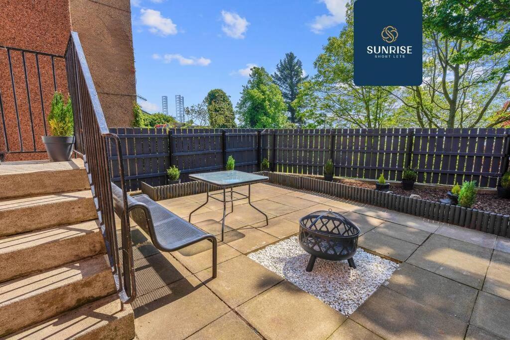 Holiday home Springhill Townhouse, 3 Bedrooms, 2 Kings, 1 Single, Great Views, Newly Refurbished, Free Parking, Free Wifi, River View, Dock, Eden Views, Price Match Gaurantee By Sunrise Short Lets Dundee Dundee