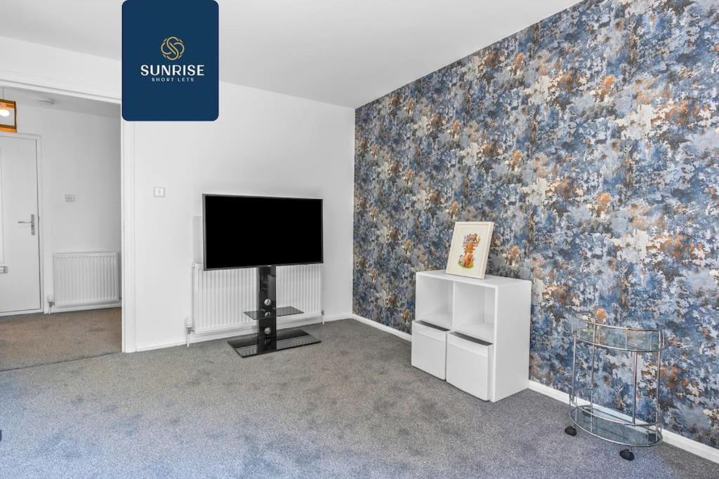 Springhill Townhouse, 3 Bedrooms, 2 Kings, 1 Single, Great Views, Newly Refurbished, Free Parking, Free Wifi, River View, Dock, Eden Views, Price Match Gaurantee By Sunrise Short Lets Dundee * Dundee