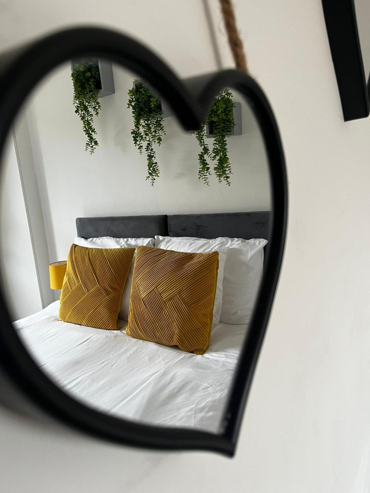 Apartment Football Stadium - 2 Bedrooms - Large Tv's In - Smart Light - Wifi - Street Parking - Dundee