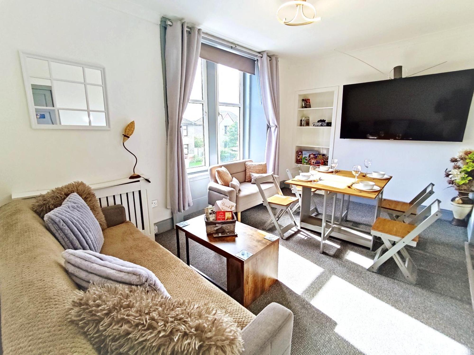 Apartment Football Stadium - 2 Bedrooms - Large Tv's In - Smart Light - Wifi - Street Parking -