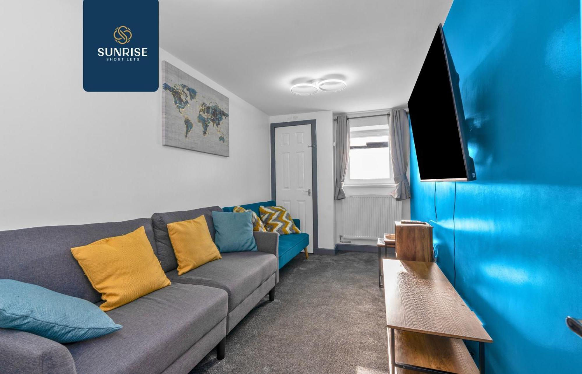 Law 4, Private Parking Lot, Free Wifi, Fully Equipped, 2 Bathrooms, 3 Bedrooms, 6 Beds, Newly Renovated, Mid And Long Term Stays Only And Price Match Gaurantee By Sunrise Short Lets * Dundee