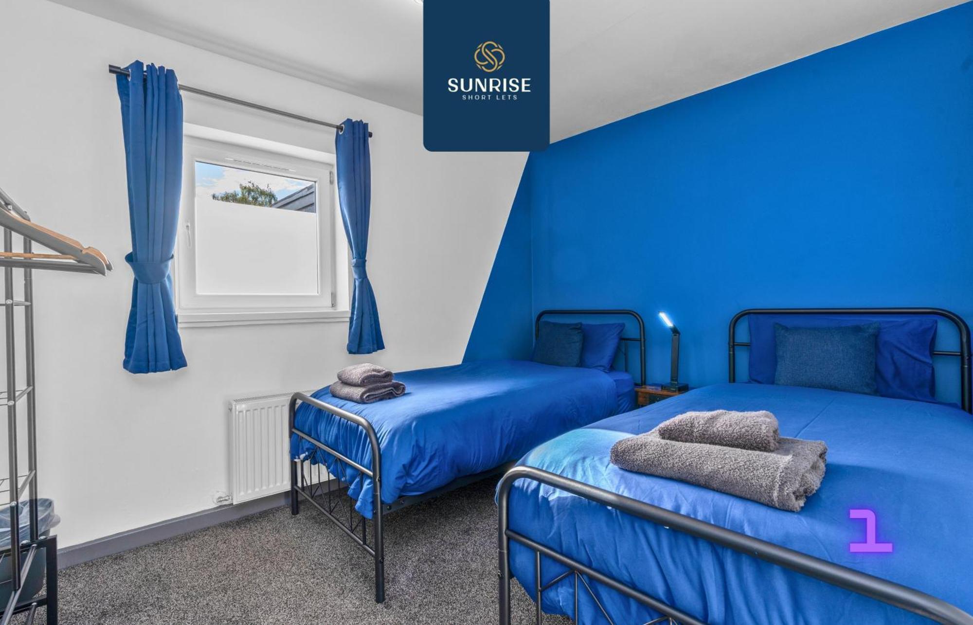Law 4, Private Parking Lot, Free Wifi, Fully Equipped, 2 Bathrooms, 3 Bedrooms, 6 Beds, Newly Renovated, Mid And Long Term Stays Only And Price Match Gaurantee By Sunrise Short Lets