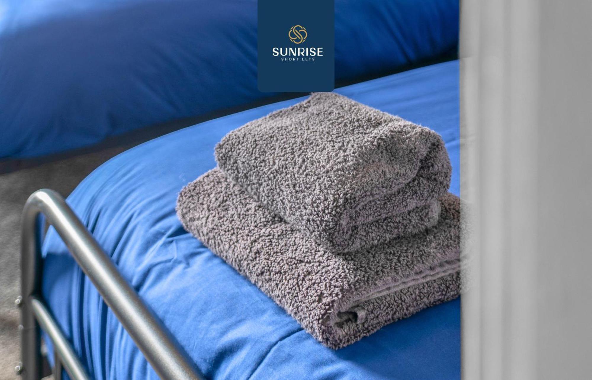 Apartment Law 4, Private Parking Lot, Free Wifi, Fully Equipped, 2 Bathrooms, 3 Bedrooms, 6 Beds, Newly Renovated, Mid And Long Term Stays Only And Price Match Gaurantee By Sunrise Short Lets *