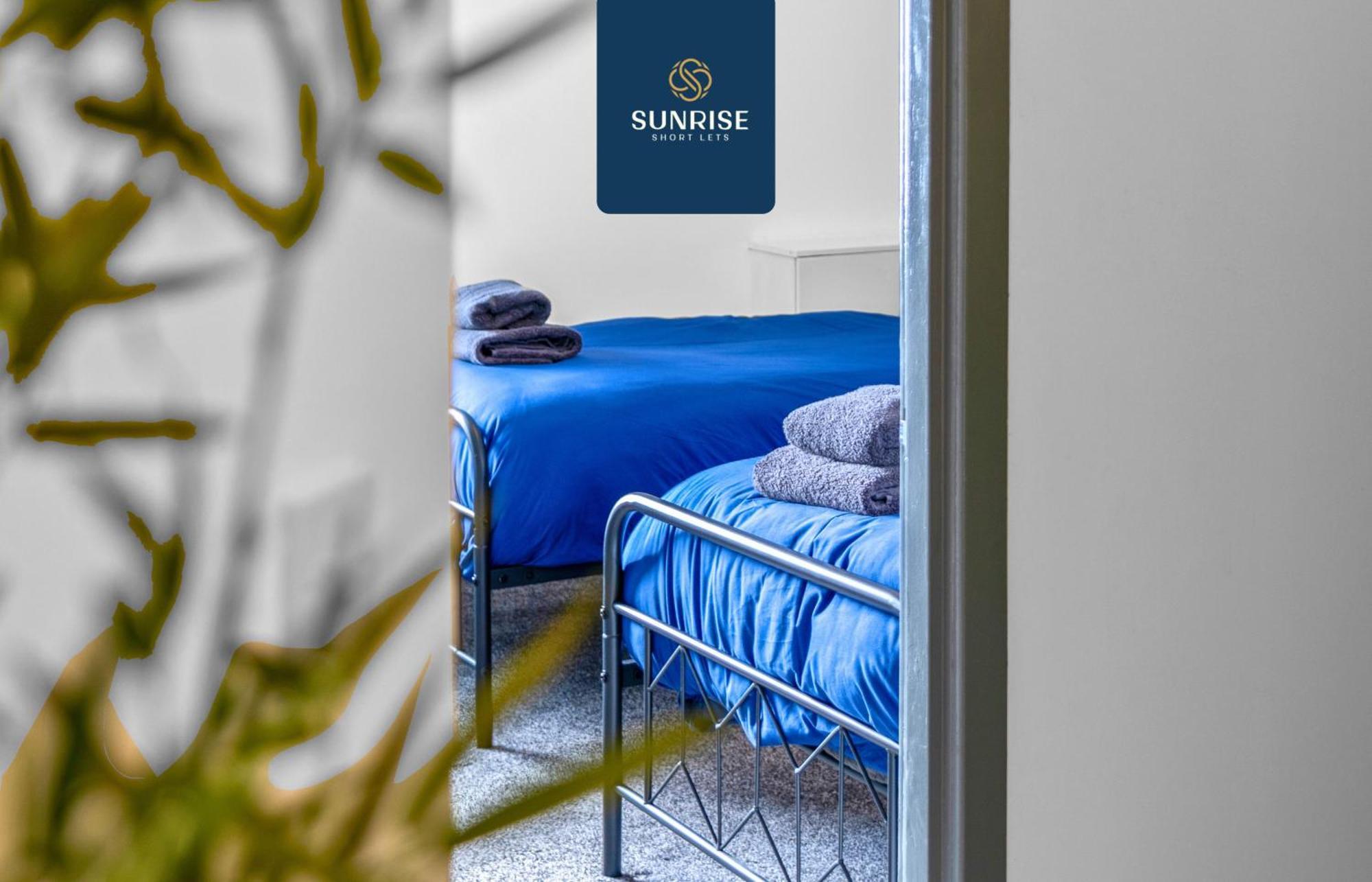 Law 4, Private Parking Lot, Free Wifi, Fully Equipped, 2 Bathrooms, 3 Bedrooms, 6 Beds, Newly Renovated, Mid And Long Term Stays Only And Price Match Gaurantee By Sunrise Short Lets Apartment Dundee