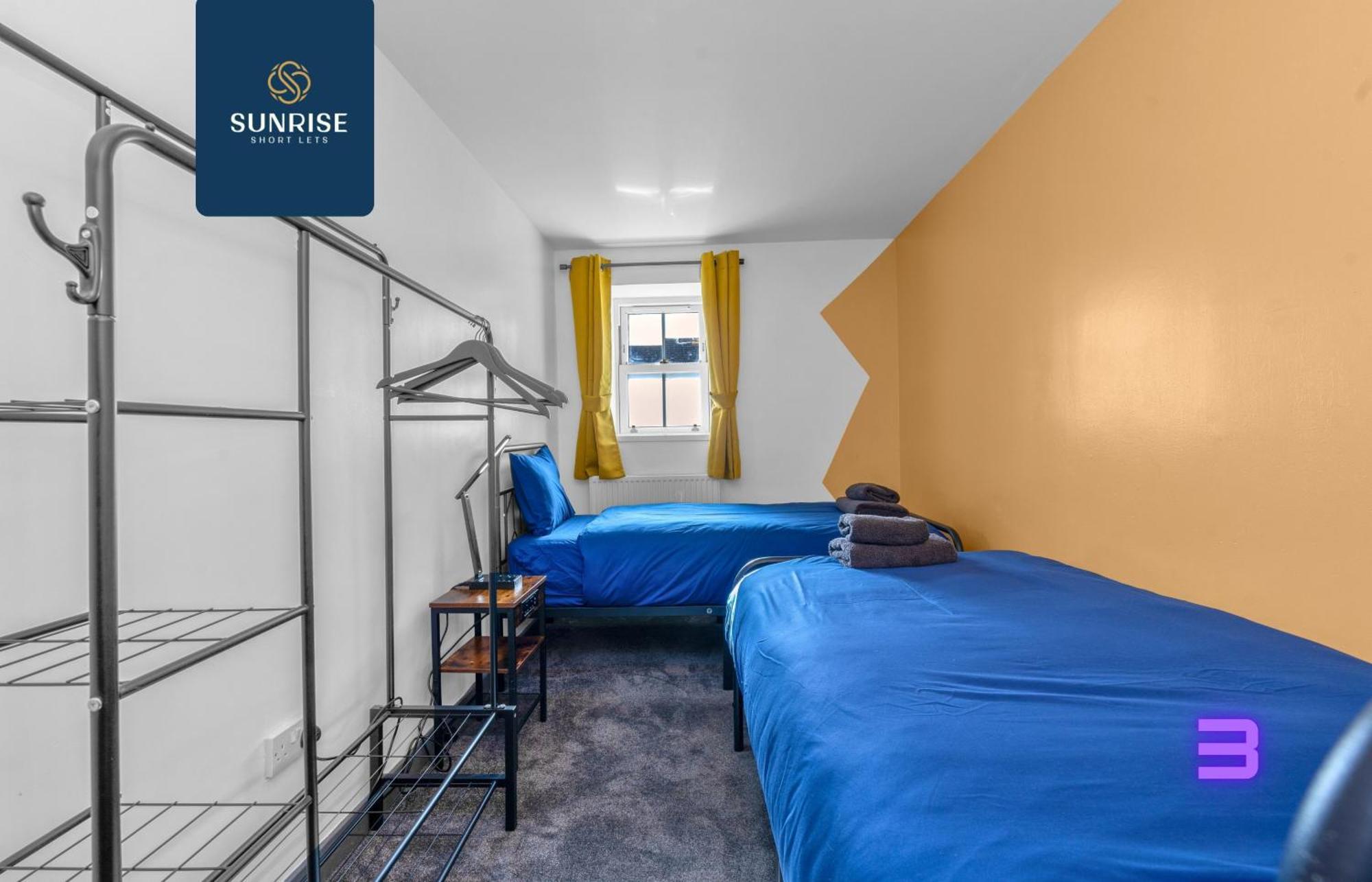 Law 4, Private Parking Lot, Free Wifi, Fully Equipped, 2 Bathrooms, 3 Bedrooms, 6 Beds, Newly Renovated, Mid And Long Term Stays Only And Price Match Gaurantee By Sunrise Short Lets *