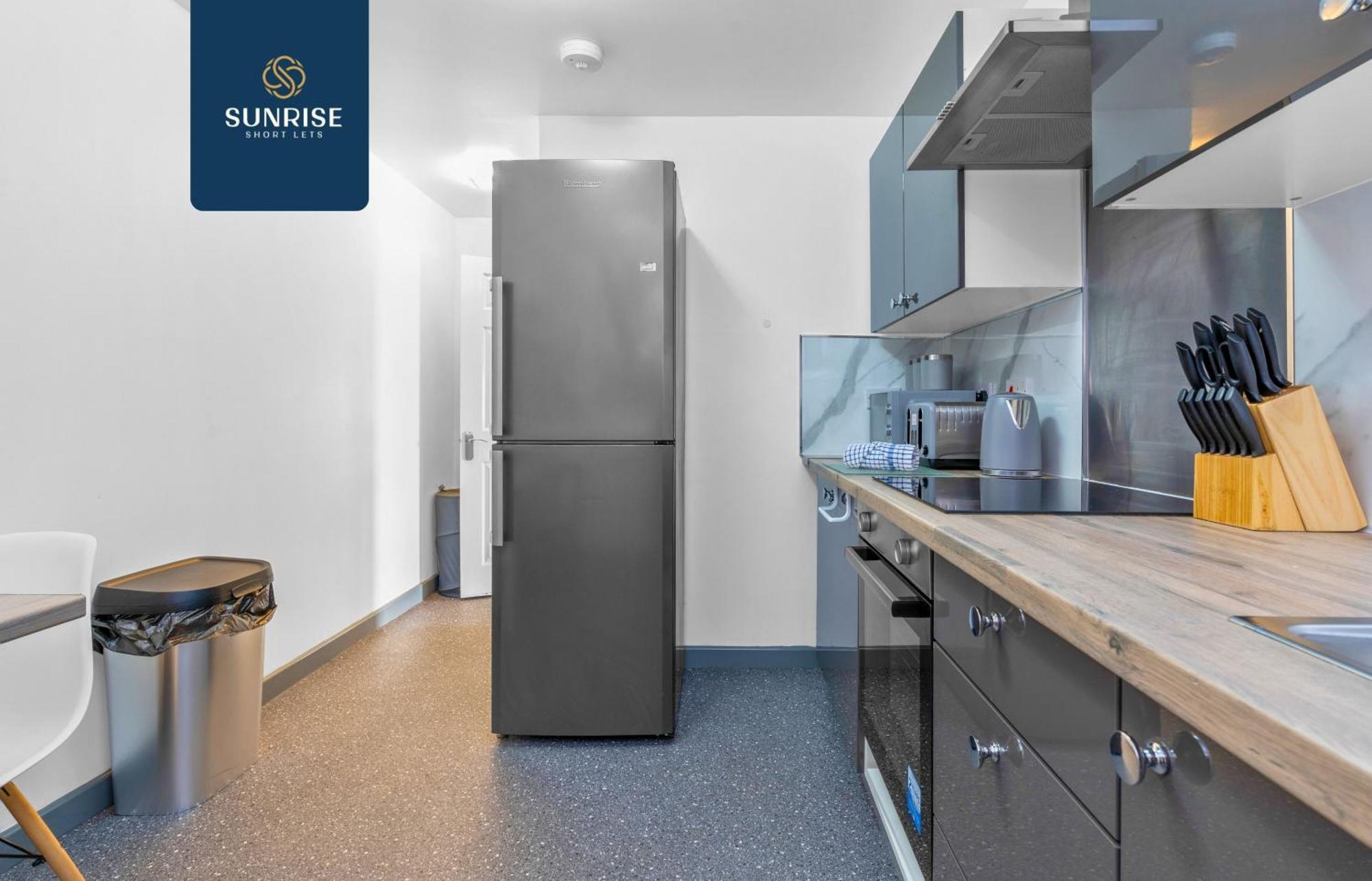 Law 4, Private Parking Lot, Free Wifi, Fully Equipped, 2 Bathrooms, 3 Bedrooms, 6 Beds, Newly Renovated, Mid And Long Term Stays Only And Price Match Gaurantee By Sunrise Short Lets Dundee