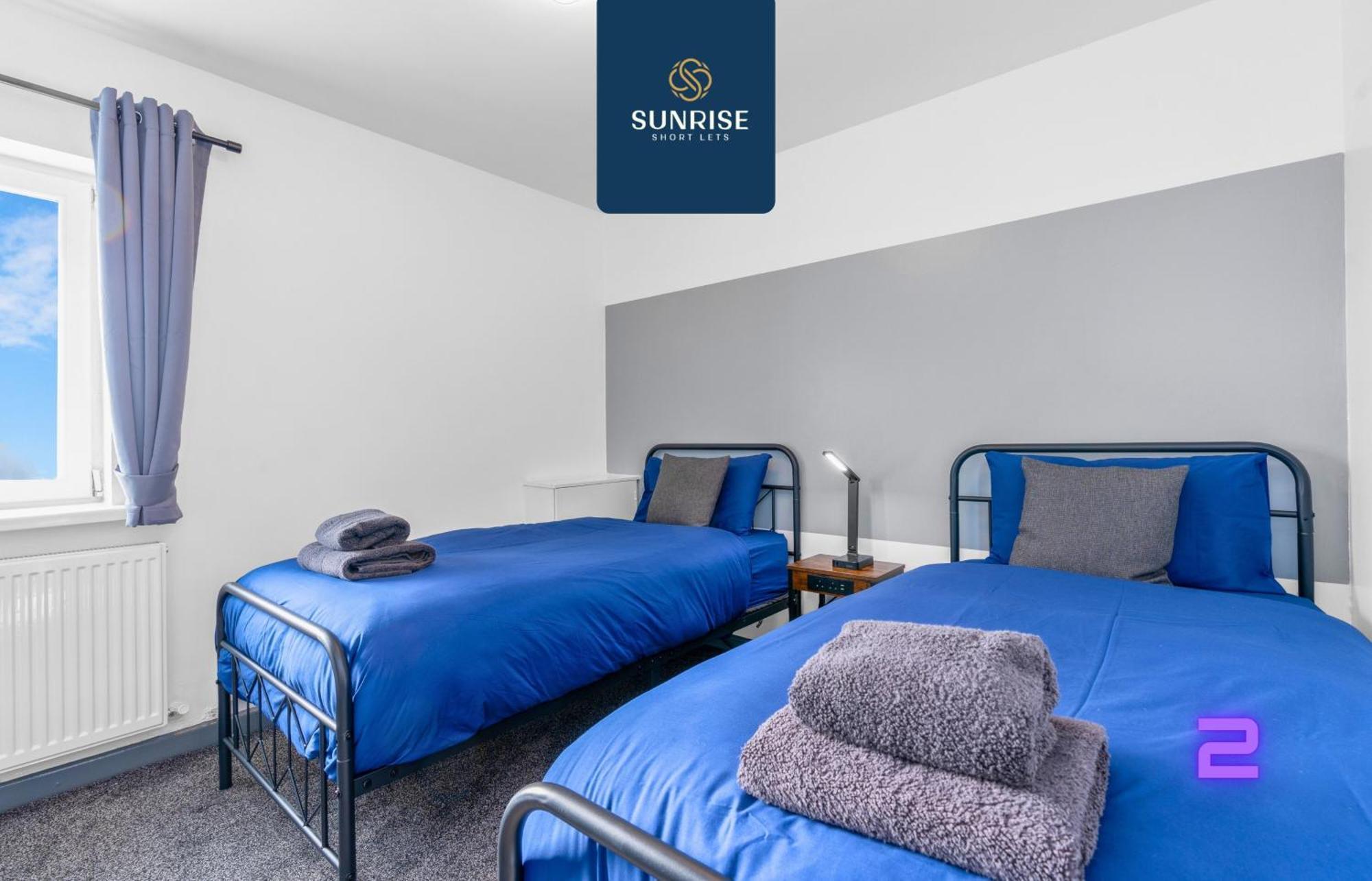 Apartment Law 4, Private Parking Lot, Free Wifi, Fully Equipped, 2 Bathrooms, 3 Bedrooms, 6 Beds, Newly Renovated, Mid And Long Term Stays Only And Price Match Gaurantee By Sunrise Short Lets