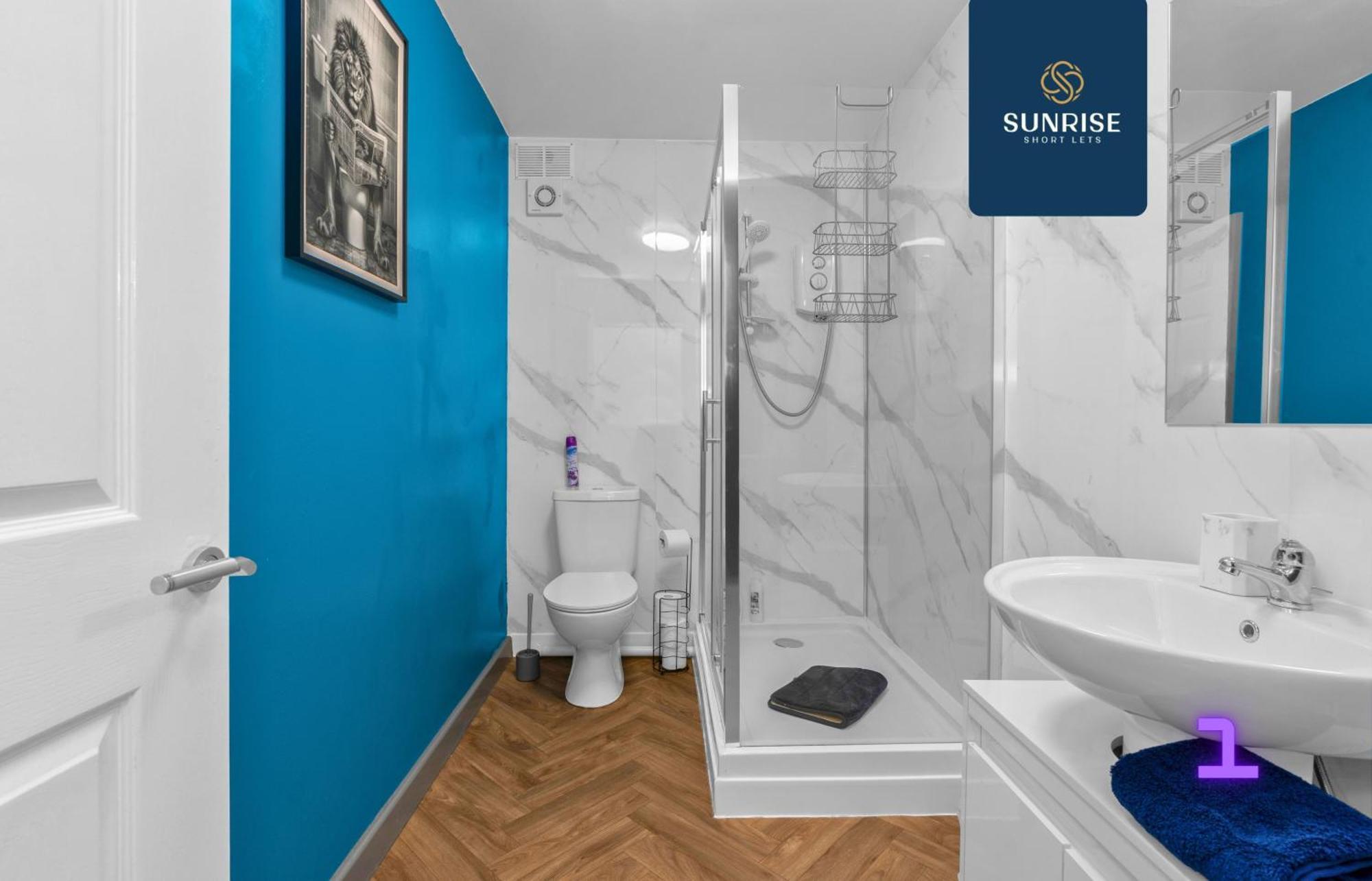 Law 4, Private Parking Lot, Free Wifi, Fully Equipped, 2 Bathrooms, 3 Bedrooms, 6 Beds, Newly Renovated, Mid And Long Term Stays Only And Price Match Gaurantee By Sunrise Short Lets Apartment Dundee