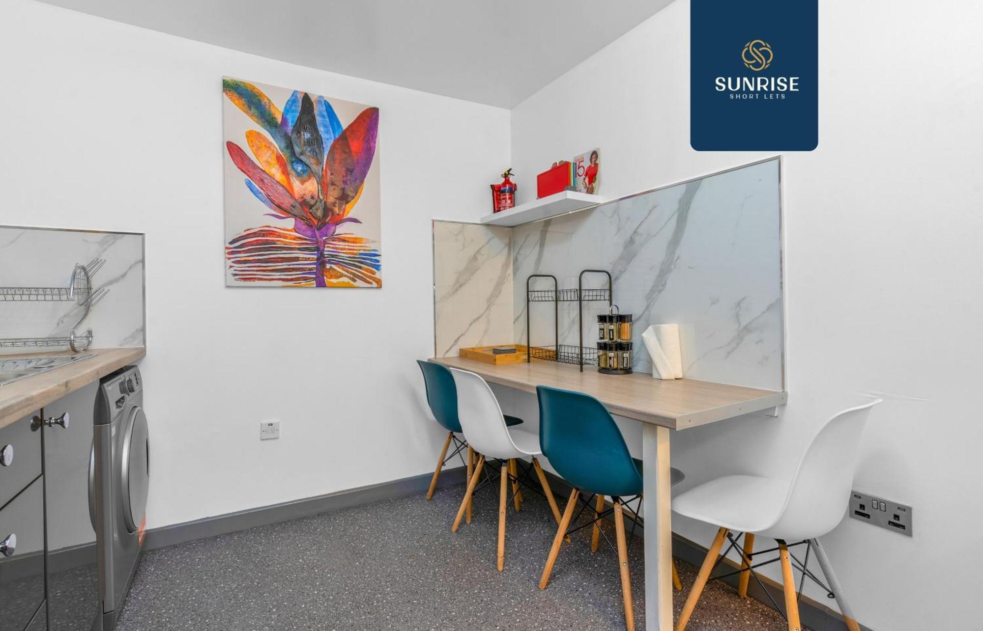 Law 4, Private Parking Lot, Free Wifi, Fully Equipped, 2 Bathrooms, 3 Bedrooms, 6 Beds, Newly Renovated, Mid And Long Term Stays Only And Price Match Gaurantee By Sunrise Short Lets *