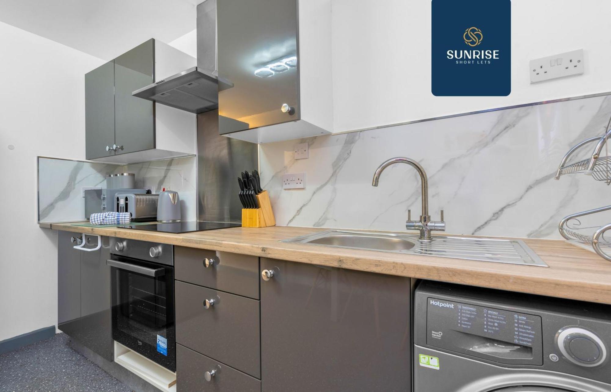 Law 4, Private Parking Lot, Free Wifi, Fully Equipped, 2 Bathrooms, 3 Bedrooms, 6 Beds, Newly Renovated, Mid And Long Term Stays Only And Price Match Gaurantee By Sunrise Short Lets * Dundee
