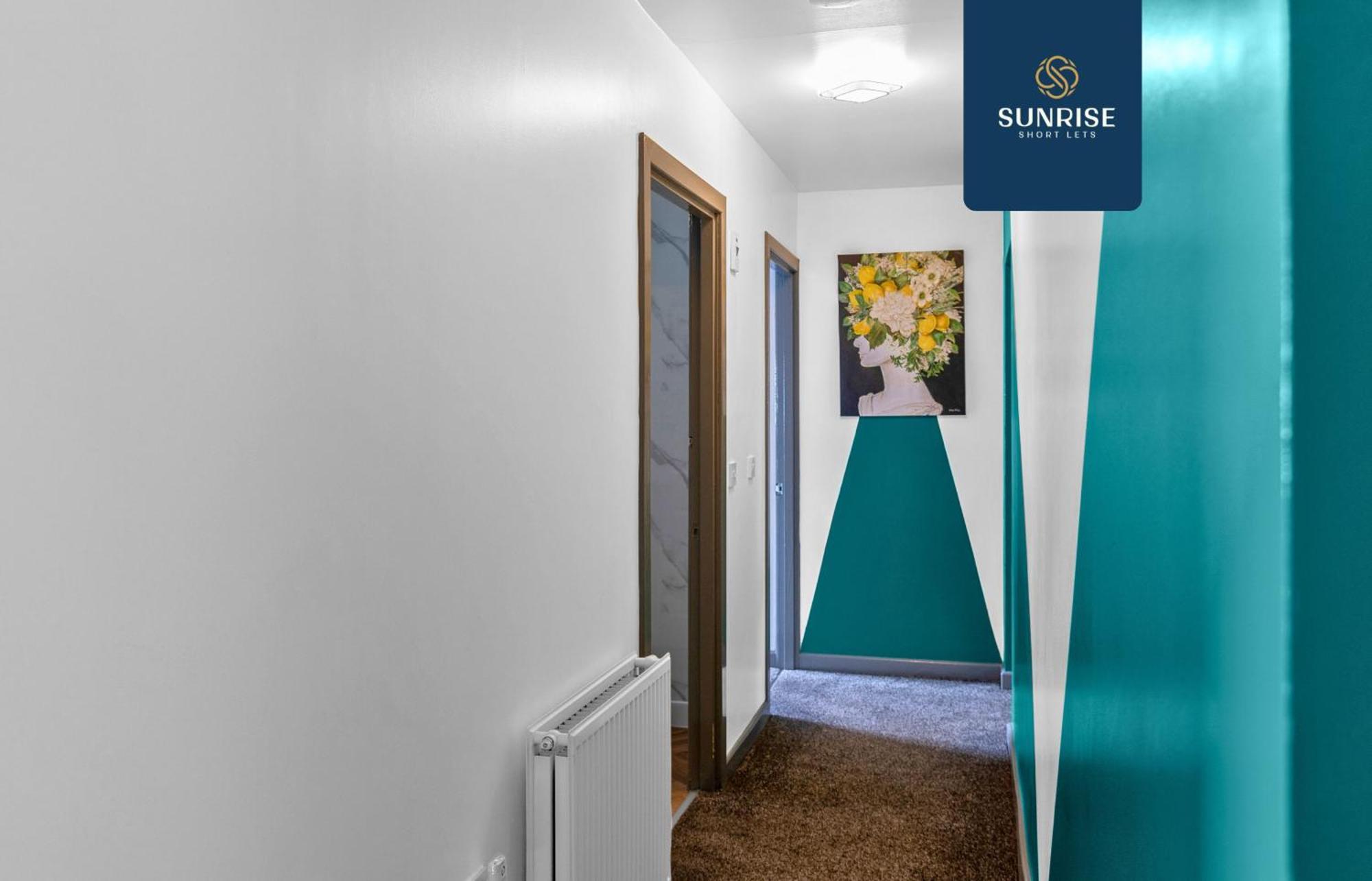 Law 4, Private Parking Lot, Free Wifi, Fully Equipped, 2 Bathrooms, 3 Bedrooms, 6 Beds, Newly Renovated, Mid And Long Term Stays Only And Price Match Gaurantee By Sunrise Short Lets Apartment