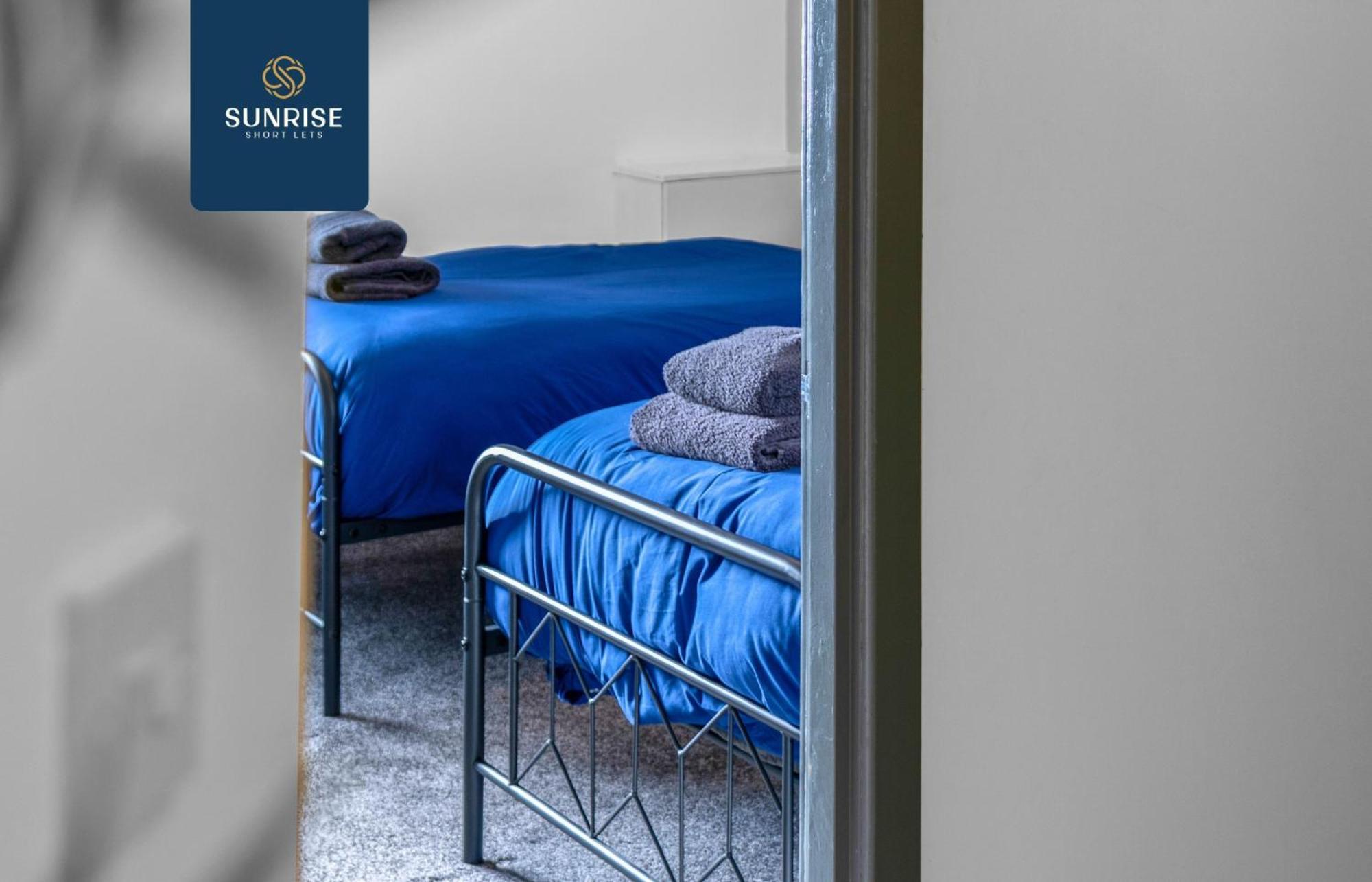 Apartment Law 4, Private Parking Lot, Free Wifi, Fully Equipped, 2 Bathrooms, 3 Bedrooms, 6 Beds, Newly Renovated, Mid And Long Term Stays Only And Price Match Gaurantee By Sunrise Short Lets