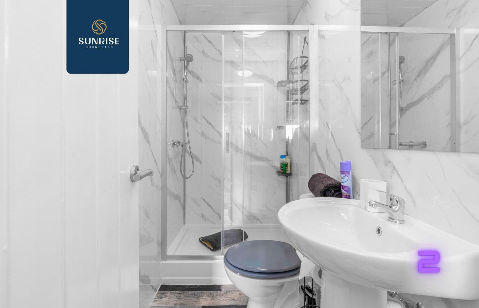 Law 4, Private Parking Lot, Free Wifi, Fully Equipped, 2 Bathrooms, 3 Bedrooms, 6 Beds, Newly Renovated, Mid And Long Term Stays Only And Price Match Gaurantee By Sunrise Short Lets Apartment Dundee