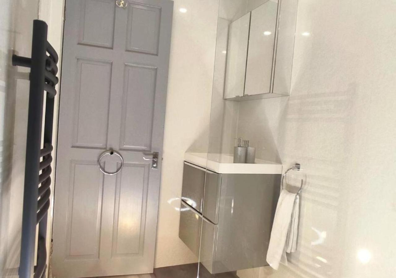 Apartment Football Stadium - 2 Bedrooms - Large Tv's In - Smart Light - Wifi - Street Parking - Dundee