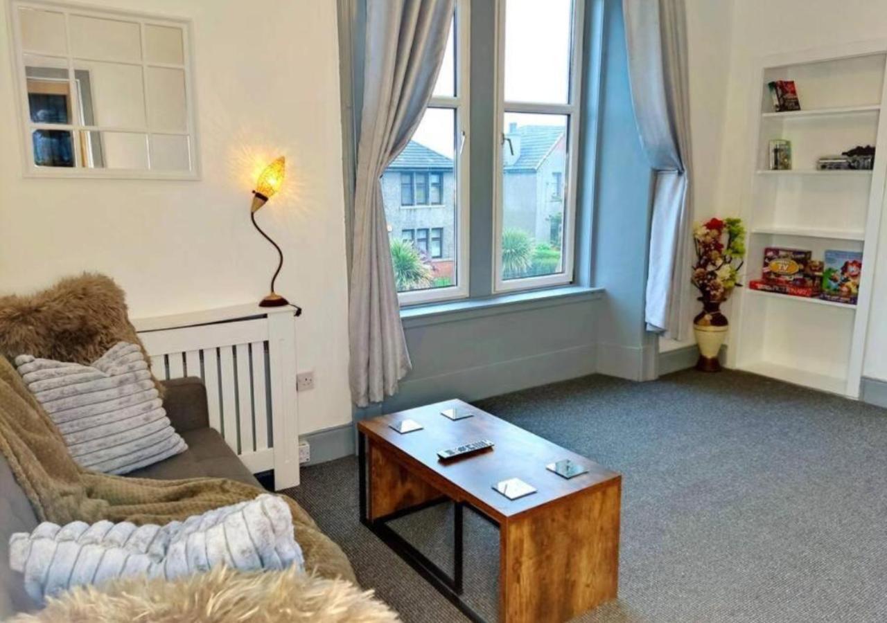 Apartment Football Stadium - 2 Bedrooms - Large Tv's In - Smart Light - Wifi - Street Parking -
