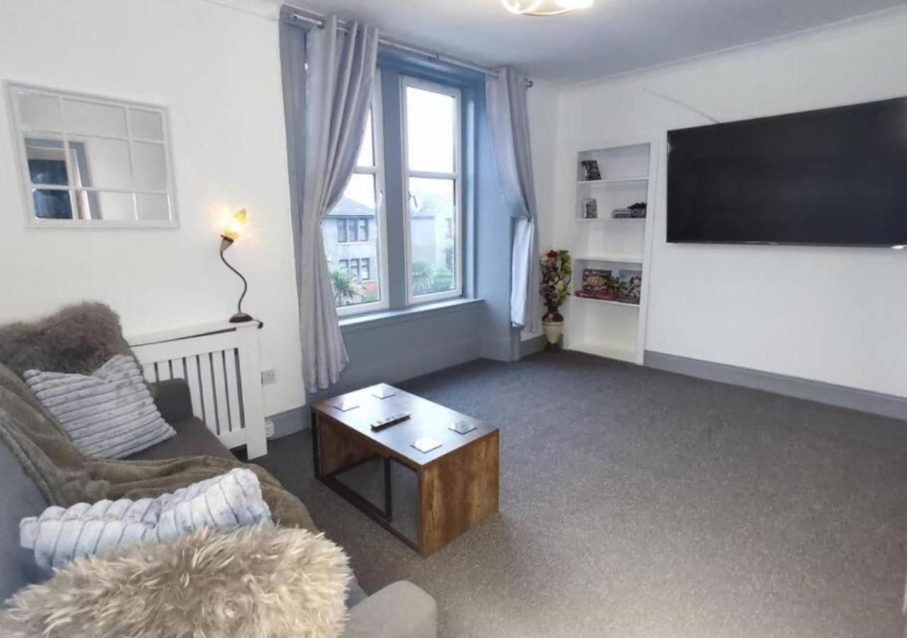 Football Stadium - 2 Bedrooms - Large Tv's In - Smart Light - Wifi - Street Parking - Apartment *
